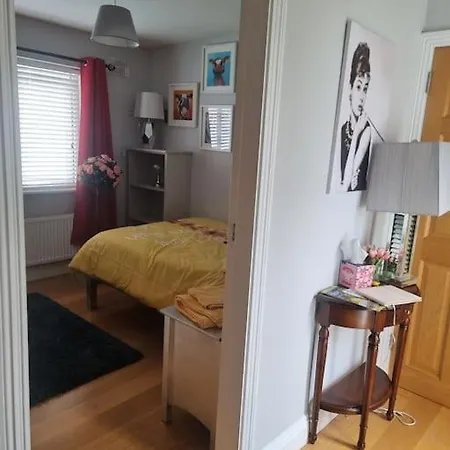 The Middle Of Everywhere - 2 Bedrooms Option Of Making A Third - One Large 2 Double Beds One Medium With One Double Bed, Option Of Adding A Double Bed To The Sitting As Required Apartment *