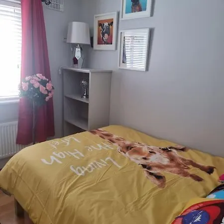 The Middle Of Everywhere - 2 Bedrooms Option Of Making A Third - One Large 2 Double Beds One Medium With One Double Bed, Option Of Adding A Double Bed To The Sitting As Required Διαμέρισμα Γουότερφορντ