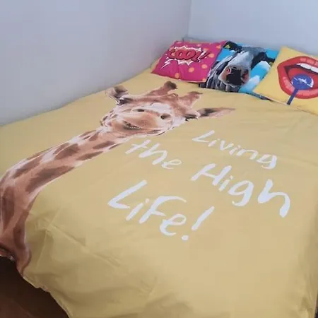 The Middle Of Everywhere - 2 Bedrooms Option Of Making A Third - One Large 2 Double Beds One Medium With One Double Bed, Option Of Adding A Double Bed To The Sitting As Required Διαμέρισμα