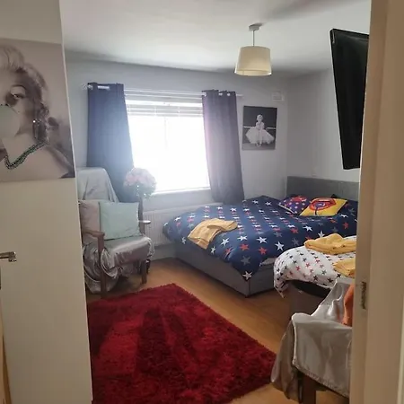 Apartment The Middle Of Everywhere - 2 Bedrooms Option Of Making A Third - One Large 2 Double Beds One Medium With One Double Bed, Option Of Adding A Double Bed To The Sitting As Required