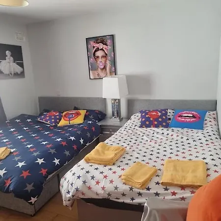 The Middle Of Everywhere - 2 Bedrooms Option Of Making A Third - One Large 2 Double Beds One Medium With One Double Bed, Option Of Adding A Double Bed To The Sitting As Required Διαμέρισμα *