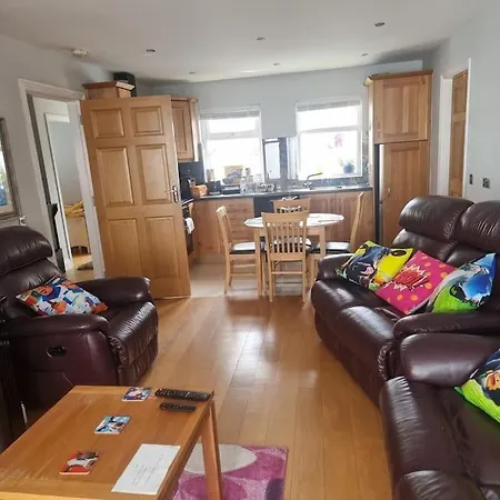 Διαμέρισμα The Middle Of Everywhere - 2 Bedrooms Option Of Making A Third - One Large 2 Double Beds One Medium With One Double Bed, Option Of Adding A Double Bed To The Sitting As Required *