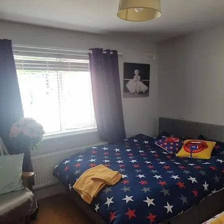 The Middle Of Everywhere - 2 Bedrooms Option Of Making A Third - One Large 2 Double Beds One Medium With One Double Bed, Option Of Adding A Double Bed To The Sitting As Required Διαμέρισμα Γουότερφορντ