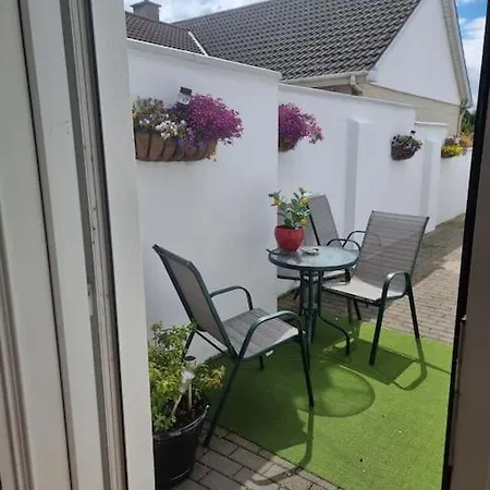 The Middle Of Everywhere - 2 Bedrooms Option Of Making A Third - One Large 2 Double Beds One Medium With One Double Bed, Option Of Adding A Double Bed To The Sitting As Required * Γουότερφορντ